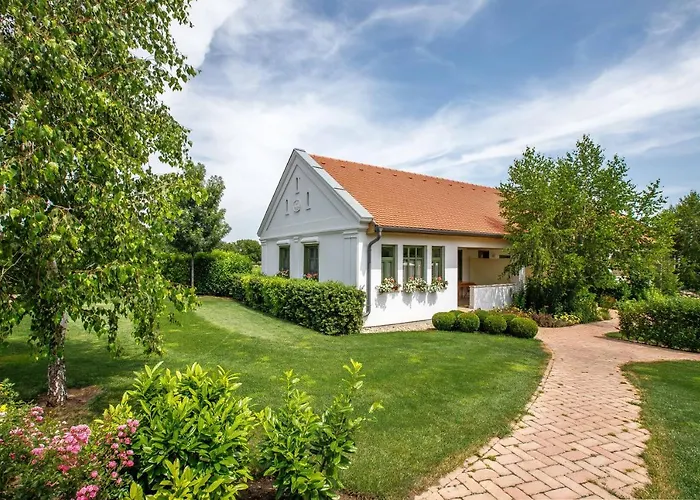 Paskom Konukevi Lajoskomárom