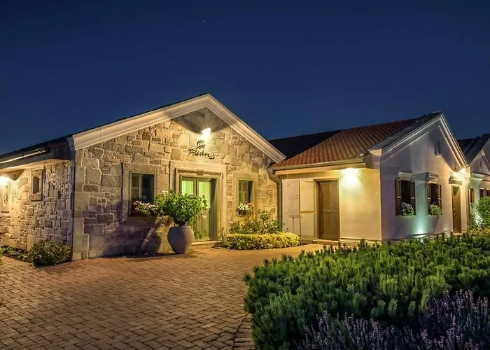 Paskom Konukevi Lajoskomárom