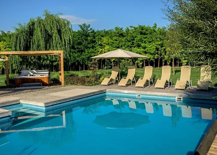 Paskom 招待所 Lajoskomárom